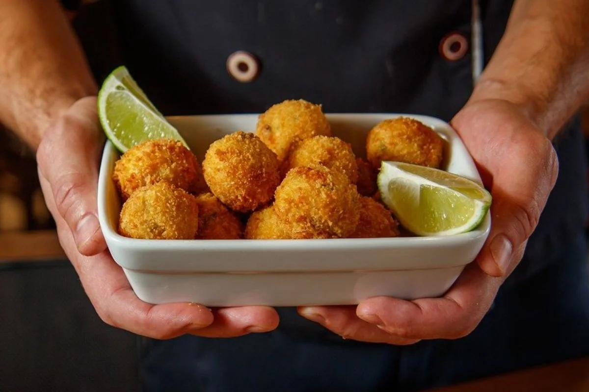 Bolinhos de Linguiça com Queijo